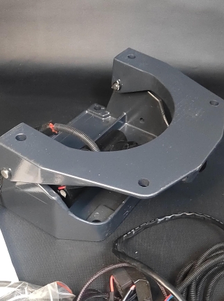 Выносной регулируемый транец c электроподъемом 